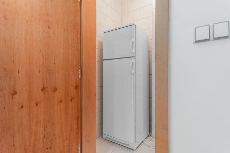 2-izbovy-byt-lamac-heyrovskeho-predaj-richard-pastucha-richardpastuchareality-2-room-apartment-predsien-hallway-sklad-chladnicka.jpg