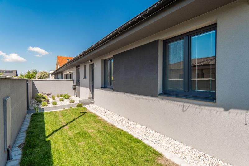 babonytre-rodinny-dom-most-pri-bratislave-studene-richardpastuchareality-house-zahrada-plot-trava-dvere-terasa.jpg