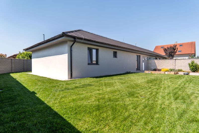 babonytre-rodinny-dom-most-pri-bratislave-studene-richardpastuchareality-house-zahrada-plot-trava-streha-okna.jpg