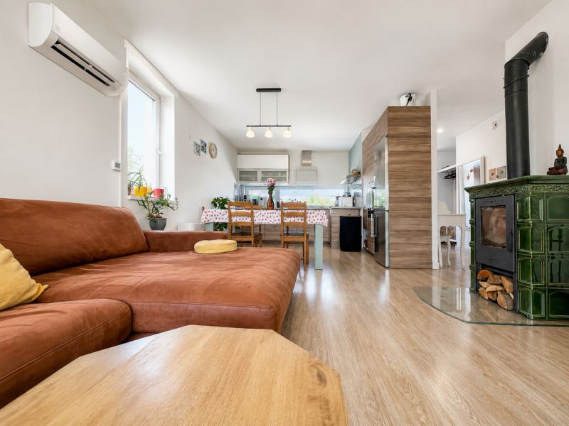 Babonytre-rodinny-dom-zahrada-predzahradka-pozemok-4-izbovy-klimatizacia-krb-pec-zariadeny-zahradny-domcek-parkovanie-obyvacia-izba-gauc-tv-plastove-okna-zasuvne-dvere-balkonove-sietky-kuchyna-jedalen