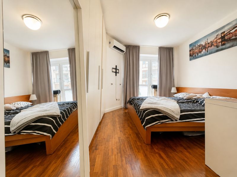 3-izbovy-byt-spitalska-ulica-stare-mesto-bratislava-luxusny-dizajnovy-vkusne-zariadeny-richardpastuchareality-babonytre-spalna-nocny-stolik-klimatizacia-balkonovy-vchod