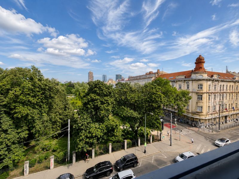 3-izbovy-byt-spitalska-ulica-stare-mesto-bratislava-luxusny-dizajnovy-vkusne-zariadeny-richardpastuchareality-babonytre-vyhlad-balkon-loggia-medicka-zahrada-spitalska-ulica-29-augusta
