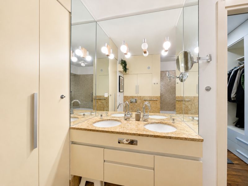 3-izbovy-byt-spitalska-ulica-stare-mesto-bratislava-luxusny-dizajnovy-vkusne-zariadeny-richardpastuchareality-babonytre-kupelna-kupelnovy-nabytok-bidet-wc-toaleta-umyvadlo-ulozny-priestor-vana