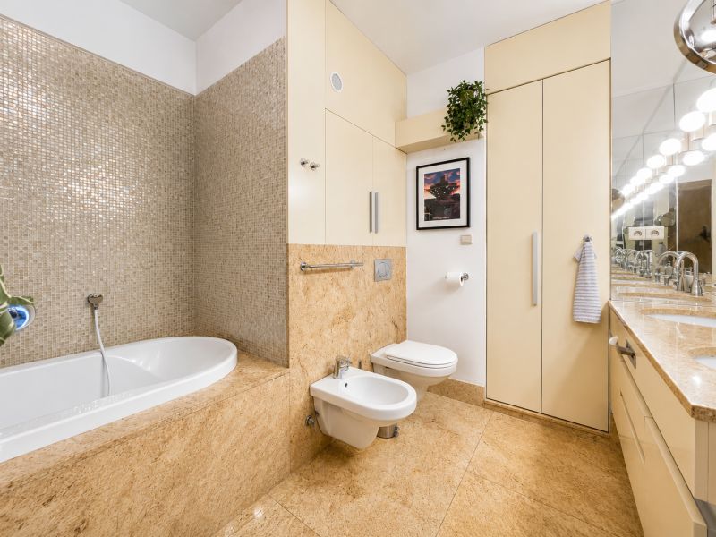 3-izbovy-byt-spitalska-ulica-stare-mesto-bratislava-luxusny-dizajnovy-vkusne-zariadeny-richardpastuchareality-babonytre-kupelna-kupelnovy-nabytok-bidet-wc-toaleta-umyvadlo-ulozny-priestor-vana