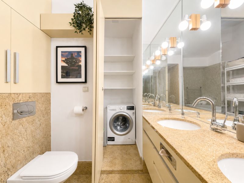 3-izbovy-byt-spitalska-ulica-stare-mesto-bratislava-luxusny-dizajnovy-vkusne-zariadeny-richardpastuchareality-babonytre-kupelna-kupelnovy-nabytok-bidet-wc-toaleta-umyvadlo-ulozny-priestor-vana