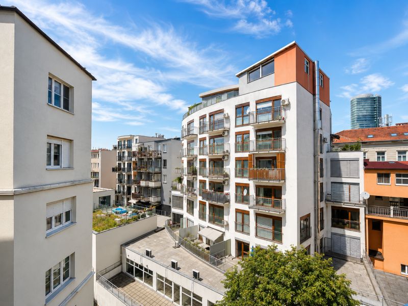 3-izbovy-byt-spitalska-ulica-stare-mesto-bratislava-luxusny-dizajnovy-vkusne-zariadeny-richardpastuchareality-babonytre-vyhlad-balkon-loggia-zahrada-spitalska-ulica-29-augusta
