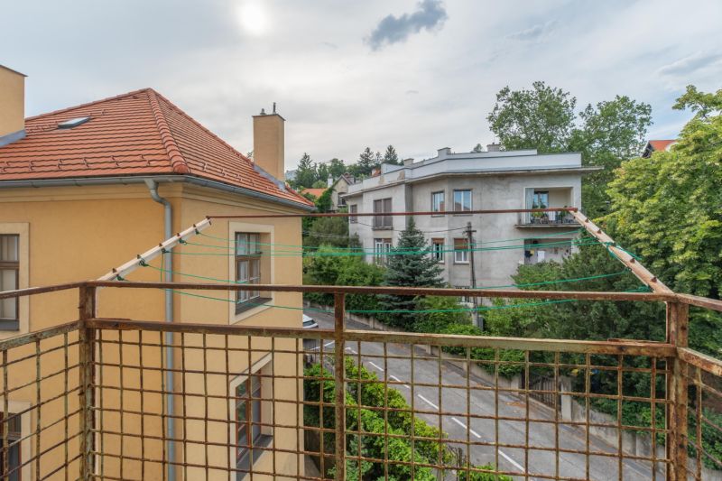 Výhľad na Moyzesovu ulicu v Bratislave - Staré Mesto z balkóna 3-izbového bytu.