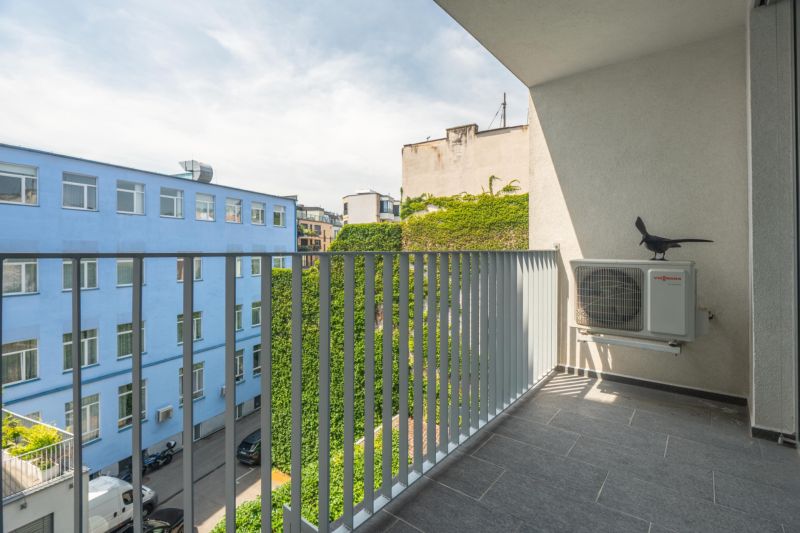 Balkón 3-izbového bytu s výhľadom na budovy a exteriér v Bratislava - Staré Mesto, Kozia.