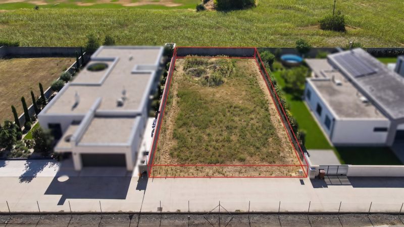 Pozemok na bývanie na Športovej ulici vo Viničnom obklopený modernými budovami.