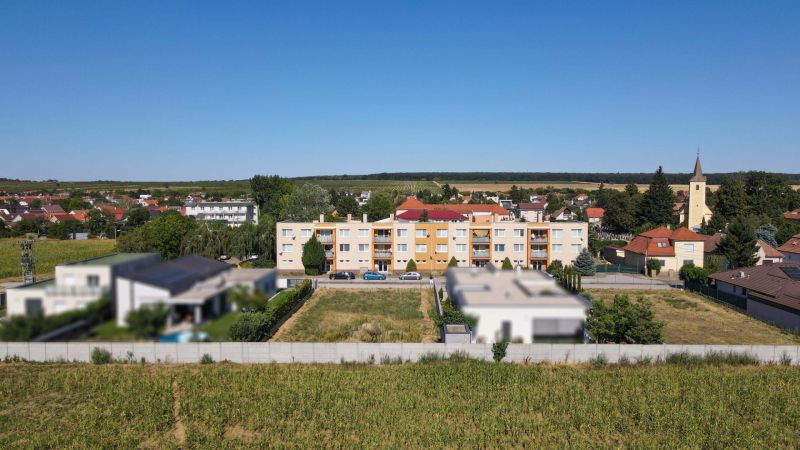 Pohľad na budovu na Športovej ulici vo Viničnom, Pozemky - bývanie, okolitá krajina.