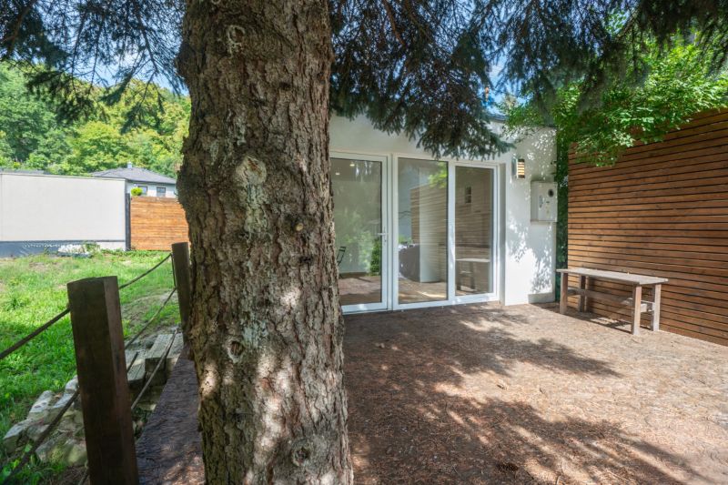 Terasa s kmeňom stromu a dreveným obkladom, Bratislava - Devín, Rekreačné pozemky.