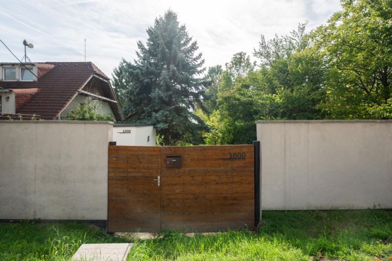 Vstupná drevená brána na Rekreačných pozemkoch v Bratislave - Devíne, Devínska cesta.